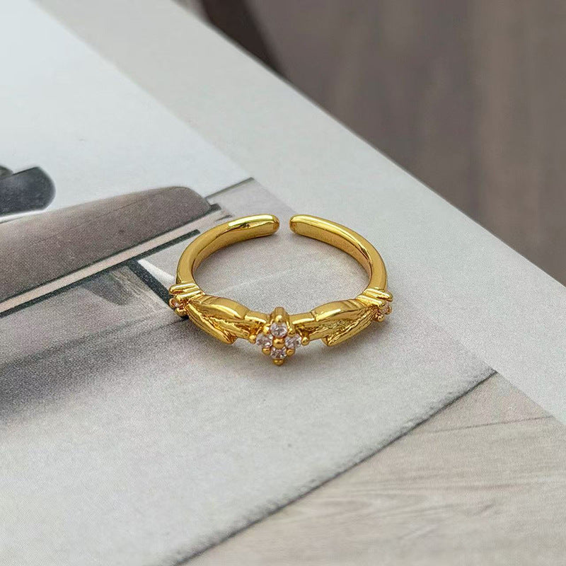 Women Wear Niche Leaf Rings In Ancient Times