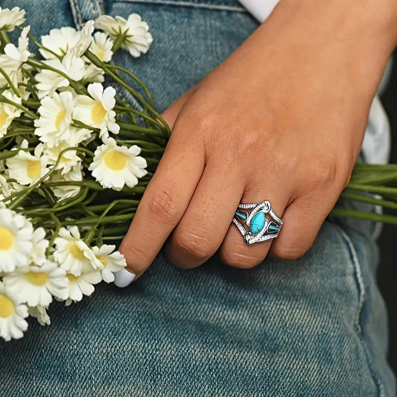 Fashionable Vintage Diamond-Encrusted Turquoise Ring For Women