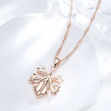 Retro-design Light-luxury Leaf Pendant Necklace