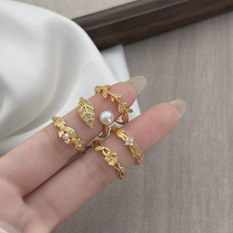 Women Wear Niche Leaf Rings In Ancient Times