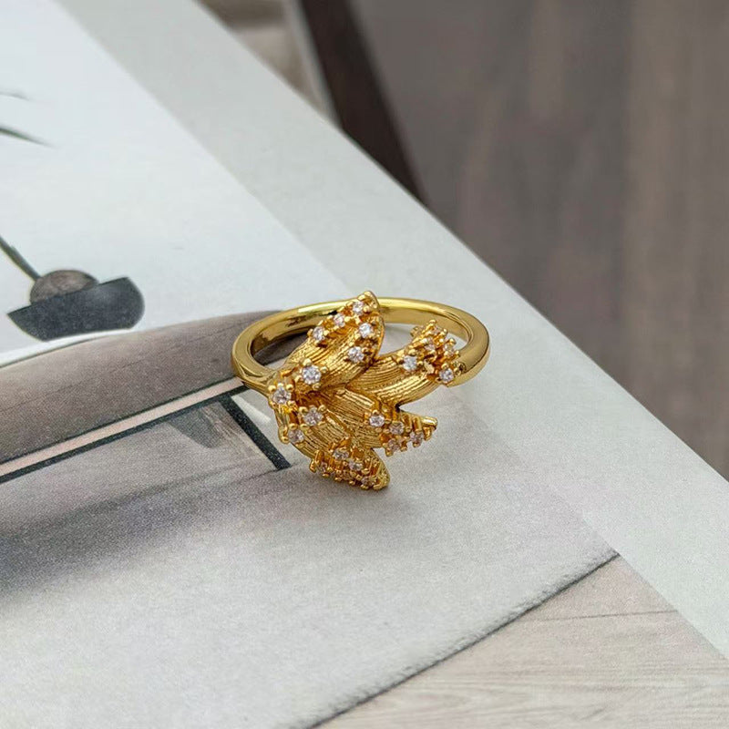 Women Wear Niche Leaf Rings In Ancient Times