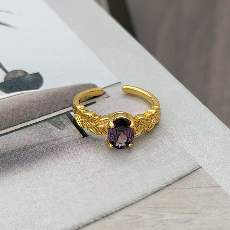 Women Wear Niche Leaf Rings In Ancient Times